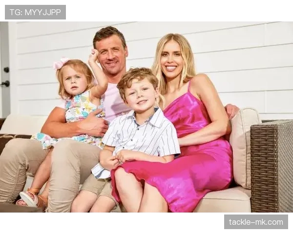 瑞安·洛赫特又在啥高档餐厅消磨一晚上了？这生活和泳池里简直判若两人！